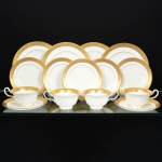 PORCELANA, treze (13) itens com borda a ouro relevada em elementos vegetalistas, modelo ASCOT, marca WEDGWOOD (Josias Wedgwood & Sons Ltd, fundada por Josias Wedgwood I 1730 a 1795, foi avô de Charles Darwin, trabalhou na olaria de Thomas Whieldon, até que com a ajuda de parentes alugou a Ivy House, em Burslem, no ano de 1759 e montou o próprio negócio; em 1766 comprou Etruria, uma grande propriedade em Staffordshire; em 1769 fez parceria com seu amigo Thomas Bentley; em 1775 introduziu o Jasper; 1780 morre Thomas Bentley; em 1795 morre Josias Wedgwood; em 1812 primeira marca impressa e produziu sua primeira porcelana; em 1891 introduziu a palavra England; em 1895 a razão social mudou para Josias Wedgwood & Sons Ltd; em 1953 introdução do Jasper Royal Blue para celebrar a Coroação da Rainha Elizabeth II; em 1980 aniversários: de 250 anos de Josias Wedgwood I, de 200 anos do fim da parceria Wedgwood e Bentley e a incorporação ao grupo da olaria Wedgwood & Co, que foi fundada em 1860 por Enoch Wedgwood, primo distante de Josias Wedgwood I; em 1986 a Wedgwood foi vendida para Waterford Glass Group), sendo: 4 xícaras para chá com dois pires apenas, três xícaras com rachados; 9 pratos para sobremesa de dois tamanhos distintos medindo o maior 20,5 cm diâmetro, oito deles com rachados, exceto um dos maiores, vide foto.