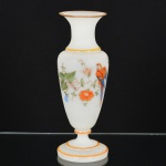OPALINA FRANCESA, um (1) vaso no formato de balaustre, tonalidade branca, esmaltação pintada a mão em policromia com araras e elementos vegetalistas, faixas douradas, medindo 37,5 cm altura, sinais de uso, vide foto.