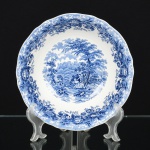 FAIANÇA INGLESA, uma (1) saladeira tipo bowl, modelo ROMANCE, marca ALFRED MEAKIN (fundada em 1875 na região de Tunstall na Inglaterra, de 1897 a 1913 Alfred Meakin Ltd, de 1913 a 1976 Alfred Meakin (Tunstall) Ltd, de 1976 a 1991 Myott Meakin, em 1991 foi vendida para um grupo ligado a uma igreja), ornamentação central com cena de galanteio inserida em paisagem com castelos em segundo plano, borda com barrado em elementos vegetalistas, tonalidade azul sobre fundo branco, medindo 21 cm diâmetro e 6,5 cm altura, vide foto.