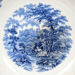 FAIANÇA INGLESA, uma (1) saladeira tipo bowl, modelo ROMANCE, marca ALFRED MEAKIN (fundada em 1875 na região de Tunstall na Inglaterra, de 1897 a 1913 Alfred Meakin Ltd, de 1913 a 1976 Alfred Meakin (Tunstall) Ltd, de 1976 a 1991 Myott Meakin, em 1991 foi vendida para um grupo ligado a uma igreja), ornamentação central com cena de galanteio inserida em paisagem com castelos em segundo plano, borda com barrado em elementos vegetalistas, tonalidade azul sobre fundo branco, possui manchas, medindo 23,5 cm diâmetro e 7,5 cm altura, vide foto.