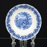 FAIANÇA INGLESA, uma (1) saladeira tipo bowl, modelo ROMANCE, marca ALFRED MEAKIN (fundada em 1875 na região de Tunstall na Inglaterra, de 1897 a 1913 Alfred Meakin Ltd, de 1913 a 1976 Alfred Meakin (Tunstall) Ltd, de 1976 a 1991 Myott Meakin, em 1991 foi vendida para um grupo ligado a uma igreja), ornamentação central com cena de galanteio inserida em paisagem com castelos em segundo plano, borda com barrado em elementos vegetalistas, tonalidade azul sobre fundo branco, medindo 23,5 cm diâmetro e 7,5 cm altura, vide foto.