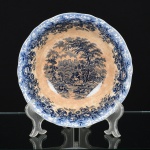 FAIANÇA INGLESA, uma (1) saladeira tipo bowl, modelo ROMANCE, marca ALFRED MEAKIN (fundada em 1875 na região de Tunstall na Inglaterra, de 1897 a 1913 Alfred Meakin Ltd, de 1913 a 1976 Alfred Meakin (Tunstall) Ltd, de 1976 a 1991 Myott Meakin, em 1991 foi vendida para um grupo ligado a uma igreja), ornamentação central com cena de galanteio inserida em paisagem com castelos em segundo plano, borda com barrado em elementos vegetalistas, tonalidade azul sobre fundo branco, possui manchas, medindo 21 cm diâmetro e 7 cm altura, vide foto.