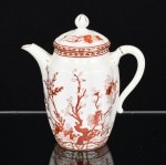PORCELANA INGLESA, um (1) bule para café, anos 70/80, ornamentação vegetalista em tons coral, barrados geometrizados, arremates a ouro, marca COALPORT (fundada no ano de 1795, por John Rose, em Ironbridge Gorge, Inglaterra; em 1799 assumiu a Caughley; em 1819 adquiriu as fabricas de Nantgarw e Swansea; em 1820 foi premiada com medalha de ouro na Society of Arts; em 1841 John Rose faleceu e o empreendimento continuou com o nome John Rose & Company; em 1880 foi vendida para Peter Bruff e virou Coalport China Company; em 1925 foi vendida para Cauldon Potteries Ltd.; em 1958 a E. Brain & Co. Ltd., proprietária da Foley China, assumiu o nome Coalport China Ltd.; em 1963 fundiram-se e passaram a usar exclusivamente a marca Coalport; em 1967 passou a integrar o Grupo Wedgwood), modelo INDIAN TREE CORAL, medindo 21 cm altura, vide foto.