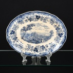 FAIANÇA INGLESA, uma (1) travessa oval, marca ROYAL WORCESTER Ltd. (fundada em 1751 como The Worcester Tonquin Manufactory, por John Wall; William Davis e mais treze empresários documentos originais da Sociedade, encontram-se preservados no Museu de Porcelana de Worcester; em 1783 foi vendida para Thomas Flight; em 1788 recebeu autorização real do Rei George III; em 1792 Martin Barr ingressou na Sociedade e virou Flight & Barr; em 1840 fundiu-se com a Chamberlain e virou Chamberlain & Company; em 1850 foi reconstruída após um incêndio, já com novos proprietários William Henry Kerr e Richard William Binns; em 1862 virou Royal Worcester Porcelain Company Ltd., após aposentadoria de Kerr e associação de Binns a Edward Philips; em 1889 assumiram o controle da Grainger & Co., seu nome foi usado até 1902; em 1905 adquiriu a James Hadley & Sons; em 1976 fundiu-se com a Spode), modelo AVON SCENES PALISSY, possui craquejado e manchas, medindo 36 x 28 cm, sinais de uso, vide foto.