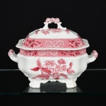 FAIANÇA INGLESA, uma (1) sopeira com ornamentação floral na tonalidade magenta sobre fundo branco, modelo CAMILLA, design SPODE, medindo 33 cm comprimento até as alças, sinais de uso, vide foto.