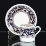 PORCELANA INGLESA, uma (1) xícara para café, ornamentação policromada, representando animais fantásticos, cabeças de touro, vasos, etc., além de elementos vegetalistas e volutas, parte central representando frutas, modelo FIORENTINE, marca WEDGWOOD (Josias Wedgwood & Sons Ltd, fundada por Josias Wedgwood I 1730 a 1795, foi avô de Charles Darwin, trabalhou na olaria de Thomas Whieldon, até que com a ajuda de parentes alugou a Ivy House, em Burslem, no ano de 1759 e montou o próprio negócio; em 1766 comprou Etruria, uma grande propriedade em Staffordshire; em 1769 fez parceria com seu amigo Thomas Bentley; em 1775 introduziu o Jasper; 1780 morre Thomas Bentley; em 1795 morre Josias Wedgwood; em 1812 primeira marca impressa e produziu sua primeira porcelana; em 1891 introduziu a palavra England; em 1895 a razão social mudou para Josias Wedgwood & Sons Ltd; em 1953 introdução do Jasper Royal Blue para celebrar a Coroação da Rainha Elizabeth II; em 1980 aniversários: de 250 anos de Josias Wedgwood I, de 200 anos do fim da parceria Wedgwood e Bentley e a incorporação ao grupo da olaria Wedgwood & Co, que foi fundada em 1860 por Enoch Wedgwood, primo distante de Josias Wedgwood I; em 1986 a Wedgwood foi vendida para Waterford Glass Group), ideal para coleção de cristaleira, vide foto.