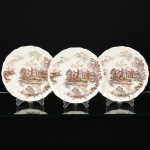 FAIANÇA INGLESA, três (3) pratos para sobremesa, ornamentação policromada com paisagem lacustre e castelos, modelo ANCIENT TOWERS, marca JOHNSON BROS Ltd. (fabrica de faiança fundada em Hanley, Stoke-on-Trent, Inglaterra, no ano de 1883, empresa de quatro irmãos: Alfred, Frederick, Henry e Robert filhos de Robert Johnson, netos da linhagem Meakin, em 1968 se juntou ao grupo Wedgwood, em 2003 transferiu a fabrica para a China), medindo 22 cm diâmetro, vide foto.