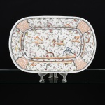 FAIANÇA PORTUGUESA, uma (1) travessa oval ornamentação baseada em peças do século XVII, representando animais, pássaros, elementos vegetalistas e pérgulas, medindo 47,5 x 31,5 cm, sinais de uso, vide foto.