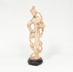 ESCULTURA ORIENTAL, uma (1) figurativa feminina representando vendedora de peixe, confeccionada em resina, tonalidade marfim, base na tonalidade ébano, assinada em caracteres, medindo 48,5 cm altura, vide foto.