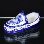 FAIANÇA PORTUGUESA, uma (1) pequena floreira, modelada na forma de sapato, pintura floral feita a mão na técnica blue and white, medindo 12 cm comprimento, vide foto.