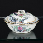 FAIANÇA INGLESA, uma (1) saboneteira em três partes com tampa e escorredor, marca KEELING & Co. Ltd. (fundada no ano de 1886, em Longport, Burslem, Stoke-on-Trent, Inglaterra, funcionou até 1936), modelo Losol Will, ornamentação floral policromada, arremates a ouro, medindo 14 cm diâmetro, sinais de uso, vide foto.