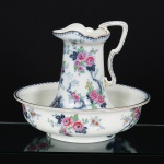 FAIANÇA INGLESA, conjunto com dois (2) itens: 1 gomil, medindo 33,5 cm altura até a alça e 1 bacia, medindo 42 cm diâmetro e 12,5 cm altura, marca KEELING & Co. Ltd. (fundada no ano de 1886, em Longport, Burslem, Stoke-on-Trent, Inglaterra, funcionou até 1936), modelo Losol Will, ornamentação floral policromada, arremates a ouro, sinais de uso, vide foto.