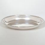 METAL PRATEADO, uma (1) travessa oval de borda alta, ornamentação no padrão Império Napoleônico com frisos intercalados por X, medindo 28 x 21 x 4 cm, marca JD & S (James Deakin & Sons, fundada em 1866 na cidade de Sheffield, inicialmente como JD WD James Deakin e seu filho William Pitchford Deakin; em 1886 mais dois filhos ingressaram na sociedade e virou James Deakin & Sons; em 1897 virou James Deakin & Sons Ltd.; em 1935 participou de uma fusão denominada Silver & Steelcrafts, que durou menos de três anos, onde incluia a Fenton Bros e J. H. Potter & Sons; em 1961 fez parte do Monogram Cutlery Group, pertencente a I. S. Dearden & Sons Ltd.; a empresa também usava em suas marcas os símbolos de uma campainha frequentemente interpretada como uma luminária ou uma corneta; além de ter usado diversas outras marcas como: AZTEC; PURITAN; REVLIS; SARBON; SHAW & FISHER; SIDNEY SILVER), sinais de uso, vide foto.