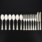 FAQUEIRO, quatorze (14) talheres para sobremesa, cabo relevado em frisos, conchas e volutas, sendo: 2 facas, 6 colheres e 6 garfos, confeccionados em metal prateado, medindo a maior peça 21,5 cm comprimento, marcado na lâmina da faca EWART PERKINS & COMPANY Ltd., vide foto.