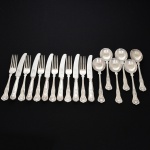 FAQUEIRO, dezoito (18) talheres de serviço, cabo relevado em frisos, conchas e volutas, sendo: 6 facas, 6 colheres e 6 garfos, confeccionados em metal prateado, medindo a maior peça 24 cm comprimento, marcado na lâmina da faca EWART PERKINS & COMPANY Ltd., vide foto.