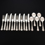 FAQUEIRO, dezessete (17) talheres para sobremesa, cabo relevado em frisos, conchas e volutas, sendo: 6 facas, 5 colheres e 6 garfos, confeccionados em metal prateado, medindo a maior peça 21,5 cm comprimento, marcado na lâmina da faca EWART PERKINS & COMPANY Ltd., vide foto.