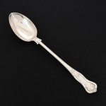 FAQUEIRO, uma (1) colher de arroz, cabo relevado em frisos, conchas e volutas, confeccionada em metal prateado, medindo 32,5 cm comprimento, vide foto.
