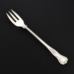 FAQUEIRO, um (1) garfo longo para assado, cabo relevado em frisos, conchas e volutas, confeccionada em metal prateado, medindo 33,5 cm comprimento, vide foto.
