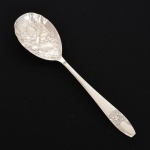 FAQUEIRO, uma (1) berry spoon, cabo relevado em flores, concavidade ornada com frutas, marca JAMES  Sheffield, medindo 22 cm comprimento, vide foto.