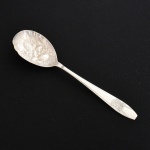 FAQUEIRO, uma (1) berry spoon, cabo relevado em flores, concavidade ornada com frutas, marca JAMES  Sheffield, medindo 22 cm comprimento, vide foto.