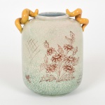 CERÂMICA ITALIANA, um (1) vaso cilíndrico, alças espiraladas, esmaltação policromada representando flores, marca pintada na base SOESCO  -  ALBISOLA M. (Albisola Marina, comunidade italiana localizada na província de Savona, região da Ligúria, com tradição em cerâmica desde o século XVI), medindo 15 cm altura, vide foto.