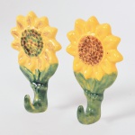 FAIANÇA, par (2) porta toalhas para fixação em parede, modelagem representando flor, pintadas a mão em policromia, medindo 10 cm altura, vide foto.