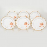PORCELANA, seis (6) antigos pratos rasos, ornamentação floral policromada, generosos arremates a ouro, marca MAUÁ (Mauá, SP, 1937 a 1968), medindo 23,5 cm diâmetro, vide foto.