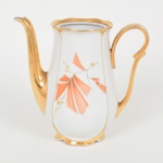 PORCELANA, um (1) antigo bule de café sem a tampa, ornamentação floral policromada, generosos arremates a ouro, marca MAUÁ (Mauá, SP, 1937 a 1968), medindo 18 cm altura, vide foto.