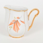 PORCELANA, uma (1) antiga cremeira, ornamentação floral policromada, generosos arremates a ouro, marca MAUÁ (Mauá, SP, 1937 a 1968), medindo 13 cm altura, vide foto.