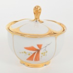 PORCELANA, um (1) antigo açucareiro com tampa, ornamentação floral policromada, generosos arremates a ouro, marca MAUÁ (Mauá, SP, 1937 a 1968), medindo 11 cm, vide foto.
