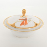 PORCELANA, uma (1) antiga manteigueira com tampa, ornamentação floral policromada, generosos arremates a ouro, marca MAUÁ (Mauá, SP, 1937 a 1968), medindo 14 cm diâmetro, vide foto.