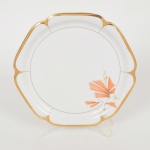 PORCELANA, um (1) antigo medalhão para torta ou bolo, ornamentação floral policromada, generosos arremates a ouro, marca MAUÁ (Mauá, SP, 1937 a 1968), medindo 26,5 cm diâmetro, vide foto.