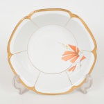 PORCELANA, uma (1) antiga saladeira tipo bowl, ornamentação floral policromada, generosos arremates a ouro, marca MAUÁ (Mauá, SP, 1937 a 1968), medindo 24 cm diâmetro e 7 cm altura, vide foto.