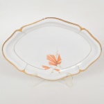 PORCELANA, uma (1) antiga travessa no formato de losango, ornamentação floral policromada, generosos arremates a ouro, marca MAUÁ (Mauá, SP, 1937 a 1968), medindo 36 x 24,5 cm, vide foto.