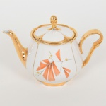 PORCELANA, um (1) antigo bule de chá, ornamentação floral policromada, generosos arremates a ouro, marca MAUÁ (Mauá, SP, 1937 a 1968), medindo 16 cm altura, vide foto.