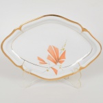 PORCELANA, uma (1) antiga travessa no formato de losango, ornamentação floral policromada, generosos arremates a ouro, marca MAUÁ (Mauá, SP, 1937 a 1968), medindo 27,5 x 18,5 cm, vide foto.