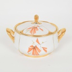 PORCELANA, uma (1) antiga sopeira com tampa, ornamentação floral policromada, generosos arremates a ouro, marca MAUÁ (Mauá, SP, 1937 a 1968), medindo 21 cm diâmetro mais as alças, vide foto.