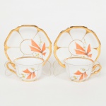 PORCELANA, par (2) antigas xícaras de café, ornamentação floral policromada, generosos arremates a ouro, marca MAUÁ (Mauá, SP, 1937 a 1968), ideais para coleção de cristaleira, vide foto.
