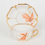 PORCELANA, uma (1) antiga xícara de chá, ornamentação floral policromada, generosos arremates a ouro, marca MAUÁ (Mauá, SP, 1937 a 1968), ideal para coleção de cristaleira, vide foto.