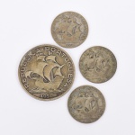 NUMISMÁTICA, Portugal, quatro (4) moedas cunhadas em prata, sendo: 3 de 2 1/2 escudos 1932, 1943 e 1944; 1 de 10 escudos 1934, todas circuladas, BC ou +, peso total aproximado 22,2 gr., vide foto.