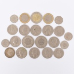 ) NUMISMÁTICA, vinte e duas (22) moedas ainda circulantes (CÂMBIO) de vários países, totalizando: 10 francos Suíços; 4 euros e 2,10 dólares, vide foto.