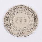NUMISMÁTICA, Brasil, Império, uma (1) moeda de 500 reis 1857, cunhada em prata, 3 sistema monetário, 2 tipo, 6,37 gr., 25,5 mm diâmetro, 1,3 mm espessura, bordo serrilhado, 2 reinado, D. Pedro II, muito bom estado de conservação, anverso: dístico do valor de face, circundado por guirlanda de tulipas, na orla a legenda PETRUS II D. G. CONST. IMP. ET PERP. BRAS. DEF., seguido do ano de cunhagem feita a época na Província do Rio de Janeiro; reverso: no enxergo brasão do império encimado pela legenda IN HOC SIGNO VINCES, vide foto.