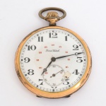 RELÓGIO, um (1) de algibeira (bolso), mostrador branco com algarismos arábicos, sinal de restauro no mostrador, marca DORIS WATCH, caixa em metal dourado, ornada em guilhochê e escudo, mecanismo a corda, com 15 rubis ou safiras, encontra-se travado, medindo 55 mm diâmetro, usado, não testado e sem garantia, vide foto.