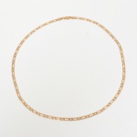 BIJUTERIA, um (1) colar em metal dourado, fecho tipo lobster, medindo 60 cm comprimento, vide foto.