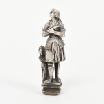 BRONZE FRANCÊS, um (1) antigo sinete prateado, representando a Santa Joana D Arc, vestindo armadura com cota de malha segurando a espada contra o peito, assinada DAUBREE (Alfred Daubrée, 1817 Nancy; 1885 Paris, escultor e fundidor), medindo 8,5 cm altura, vide foto.