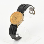 RELÓGIO, um (1) de pulso, marca CV, I See Cheval, quartz, mostrador dourado com algarismos arábicos, caixa em metal dourado, medindo 34 mm diâmetro, pulseira em couro com bastantes sinais de uso, demanda substituição, usado, não testado e sem garantia, possivelmente demanda bateria, vide foto.