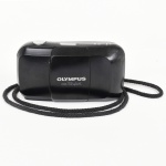 FOTOGRAFIA, uma (1) câmera fotográfica da marca OLYMPUS, modelo STYLUS, montada em Hong Kong, com partes produzidas no Japão, usada, não testada e sem garantia, vide foto.