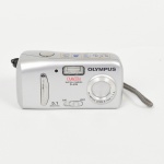 FOTOGRAFIA, uma (1) câmera fotográfica da marca OLYMPUS, modelo D-435, 5.1 megapixel, Made in Indonésia, acondicionada em estojo da marca ALHVA, usada, não testada e sem garantia, vide foto.