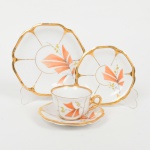 PORCELANA, uma (1) antiga xícara de café, ornamentação floral policromada, generosos arremates a ouro, marca MAUÁ (Mauá, SP, 1937 a 1968), ideal para coleção de cristaleira, acompanham dois pires sobressalentes, um para café e outro para chá, vide foto.