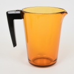 VIDRO FRANCÊS, uma (1) jarra refresqueira, tonalidade âmbar e translúcida, marca VERECO  FRANCE, alça em polímero removível, medindo 17 cm altura, vide foto.